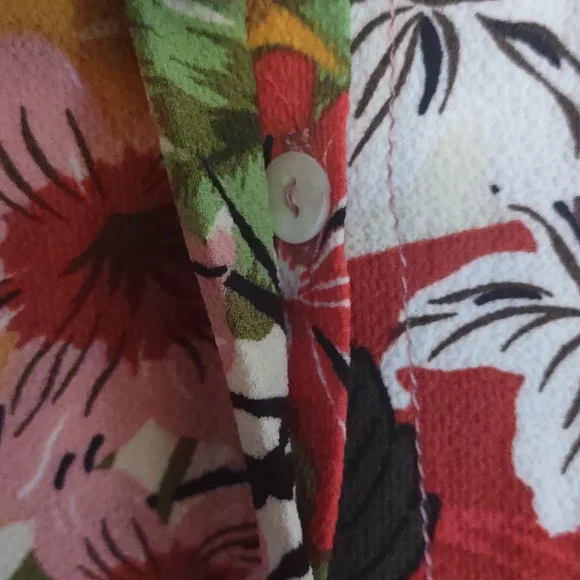 Sag Harbor Button Back Detail Floral Blouse 1x - Picture 9 of 9